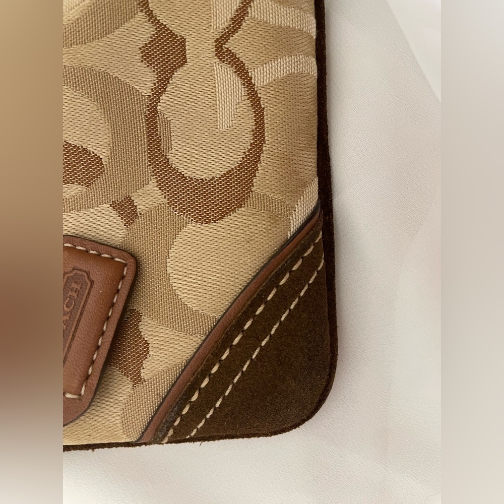 **Sold** Coach Hamptons Optic Signature Capacity Wristlet - Picture 3 of 7